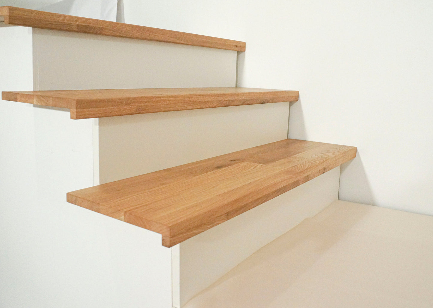 Schodnice nebo parapet s převisem, dub rustikální, lamely spojené prsty, 26 mm, tvrdý voskový olej přírodní (bezbarvý)