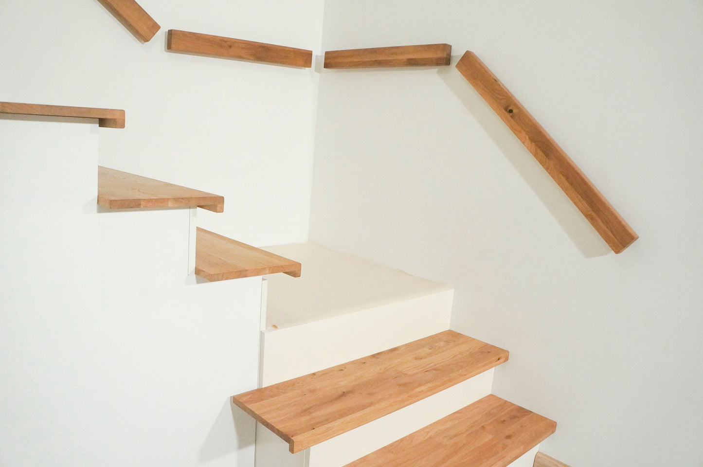 Schodnice nebo parapet s převisem, dub rustikální, lamely spojené prsty, 26 mm, tvrdý voskový olej přírodní (bezbarvý)