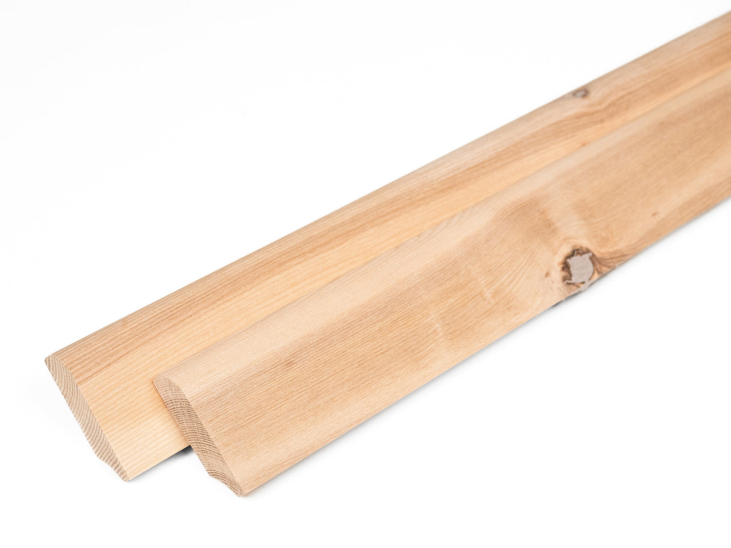 Solidna listwa przypodłogowa z jesionu rustykalnego 24 x 60 mm, niewykończona, 2000 mm, z promieniem 20 mm, wypełniona