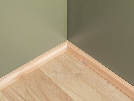 Solidna listwa przypodłogowa z drewna jesionowego rustykalnego 24 x 60 mm, olej twardy naturalny biały, 2000 mm, promień 20 mm, wypełniona