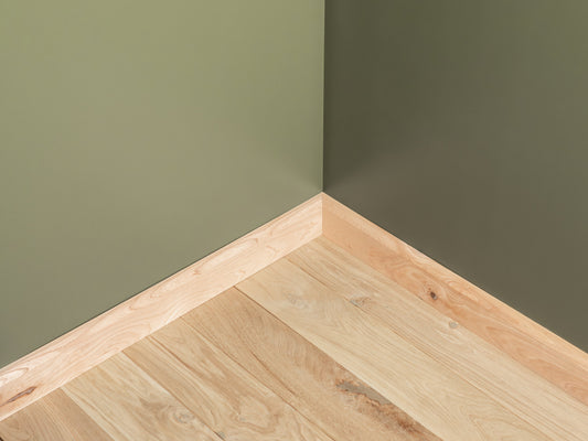Solidna listwa przypodłogowa z jesionu rustykalnego 24 x 80 mm, niewykończona, 2000 mm, z promieniem 20 mm, wypełniona