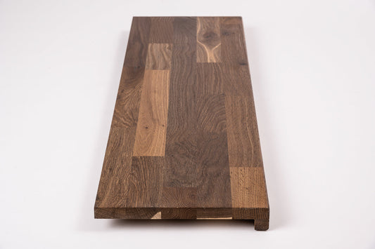 Schodnice nebo parapet s převisem, uzený dub rustikální, lamely spojené prsty, 20 mm, tvrdý voskový olej přírodní bílý