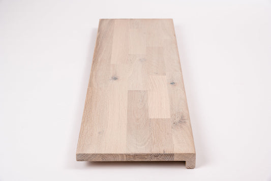 Schodnice nebo parapet s převisem, dub rustikální, lamely spojené prsty, 20 mm, kartáčovaný, krieděný bílý olej