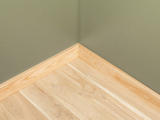 Masivní lišta z jasanového dřeva, A/B kvalita, 24×100 mm, matný lak, délka 2000 mm, poloměr 5 mm