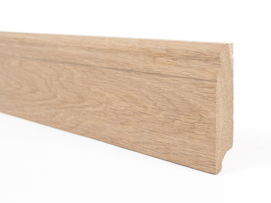 Listwa przypodłogowa z litego dębu w klasie A/B, 20×90 mm, długość 1,5–2,5 m, w wykończeniu surowym (bez powłok), profil Hamburg