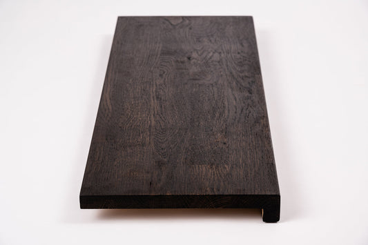 Schodnice nebo parapet s převisem, dub rustikální, lamely spojené prsty, 26 mm, černý olej