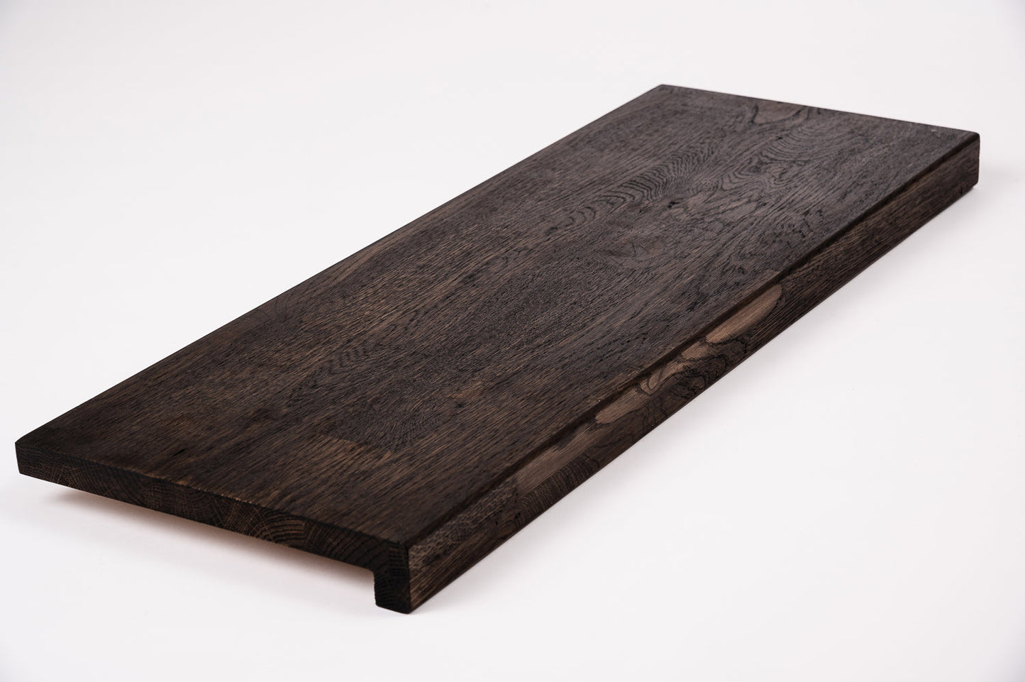 Schodnice nebo parapet s převisem, dub rustikální, lamely spojené prsty, 26 mm, černý olej