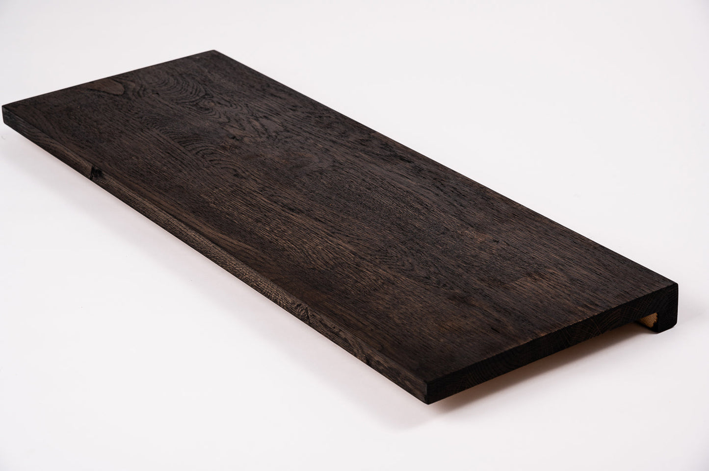 Schodnice nebo parapet s převisem, dub rustikální, lamely spojené prsty, 26 mm, černý olej