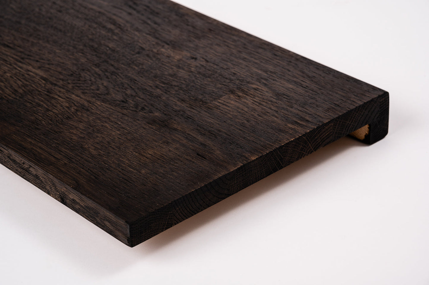 Schodnice nebo parapet s převisem, dub rustikální, lamely spojené prsty, 26 mm, černý olej