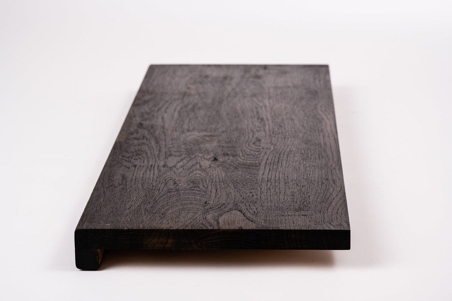 Schodnice nebo parapet s převisem, dub rustikální, lamely spojené prsty, 26 mm, černý olej