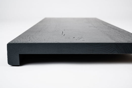 Schodišťová nášlapná deska Okenní parapet s přesazením Dub A/B, lamely spojené na mikrozuby, 20 mm, broušené, lakované antracitově šedou barvou (RAL7016)