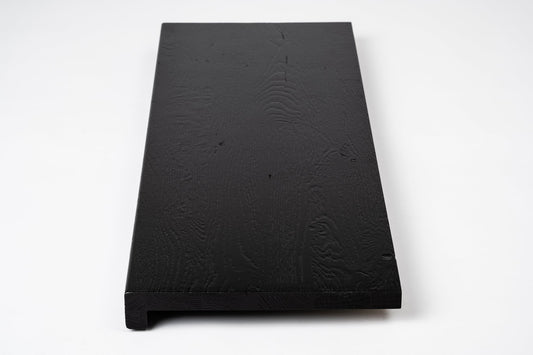 Schodišťová nášlapná deska Okenní parapet s přesazením Dub A/B, lamely spojené na pero a drážku, 26 mm, broušené, lakované grafitově černou barvou (RAL9011)