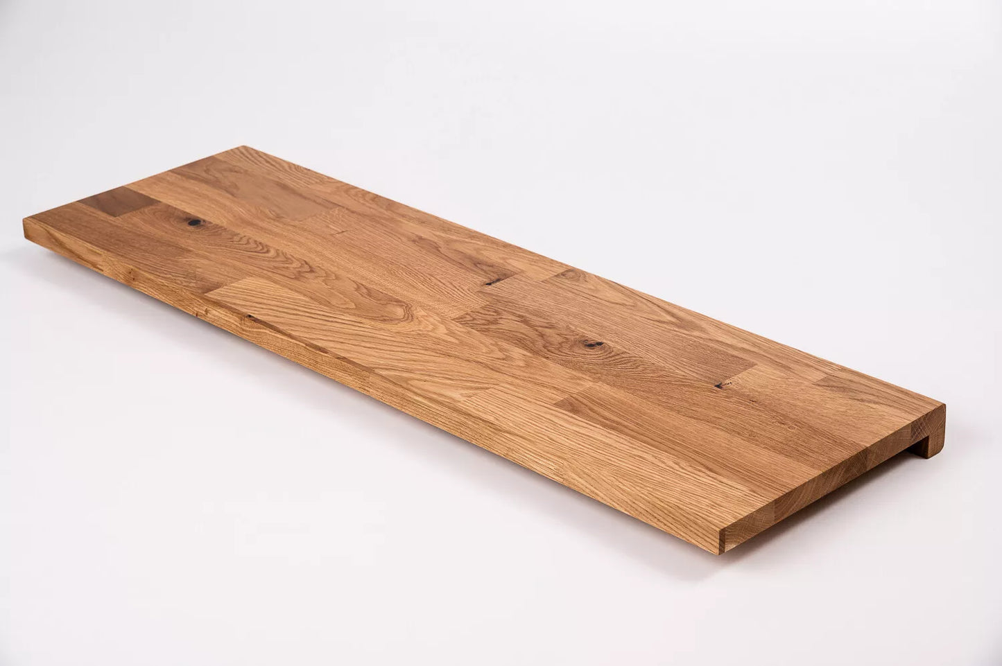 Schodnice nebo parapet s převisem, dub rustikální, lamely spojené prsty, 26 mm, matný lak