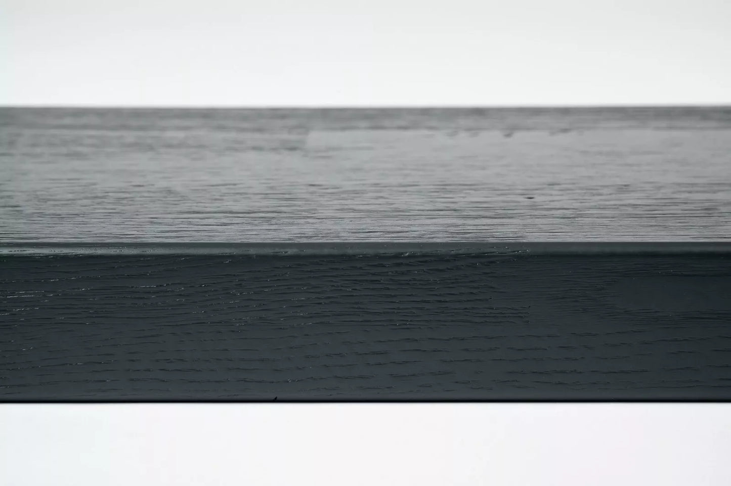 Schodnice nebo parapet s převisem, dub rustikální, lamely spojené prsty, 26 mm, kartáčovaný, lakovaný antracitově šedě (RAL7016)