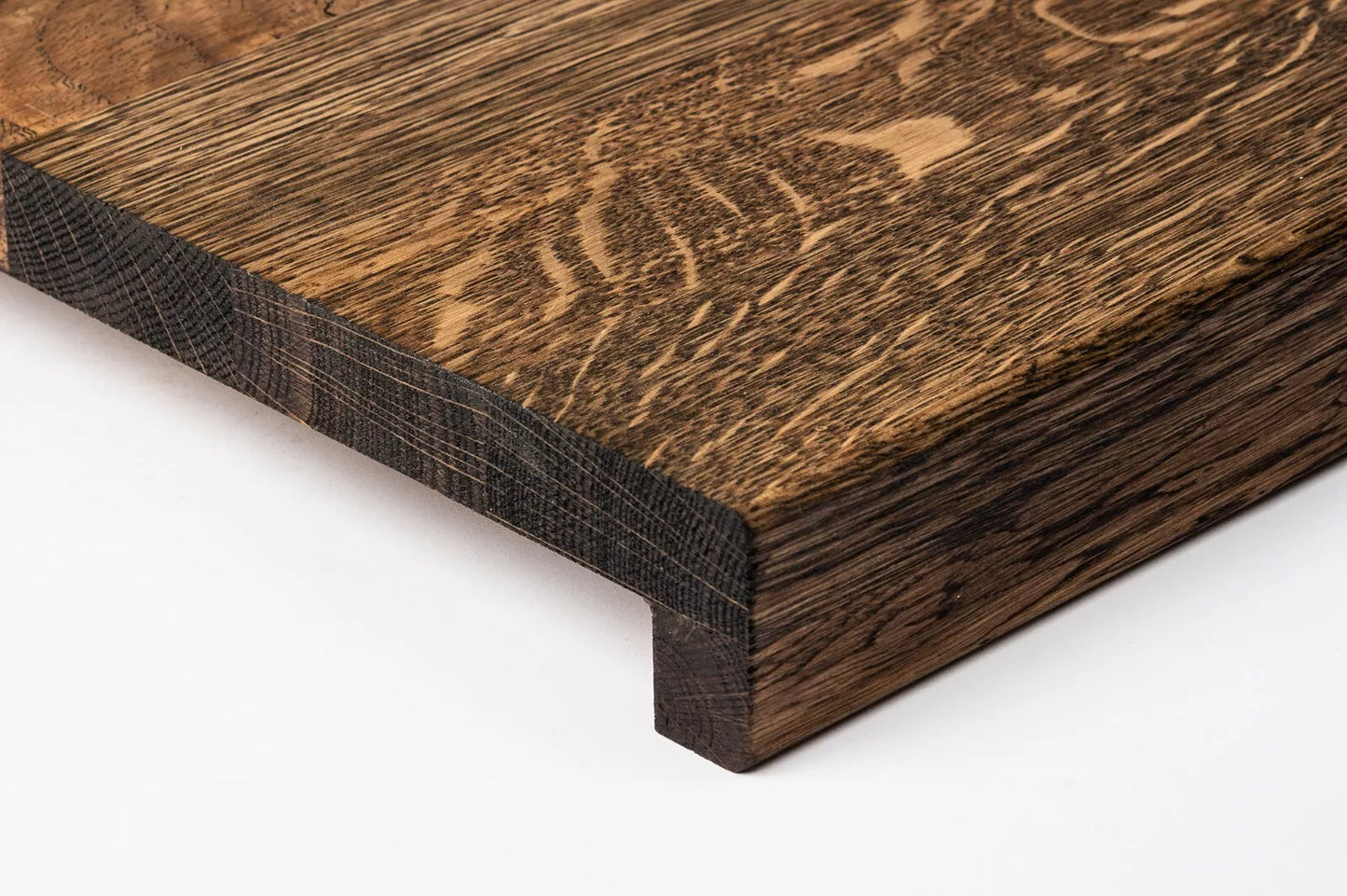 Schodový nášlap Parapet s přesahem Dub Rustic, lamely z plných prken, 16 mm, kouřový olej
