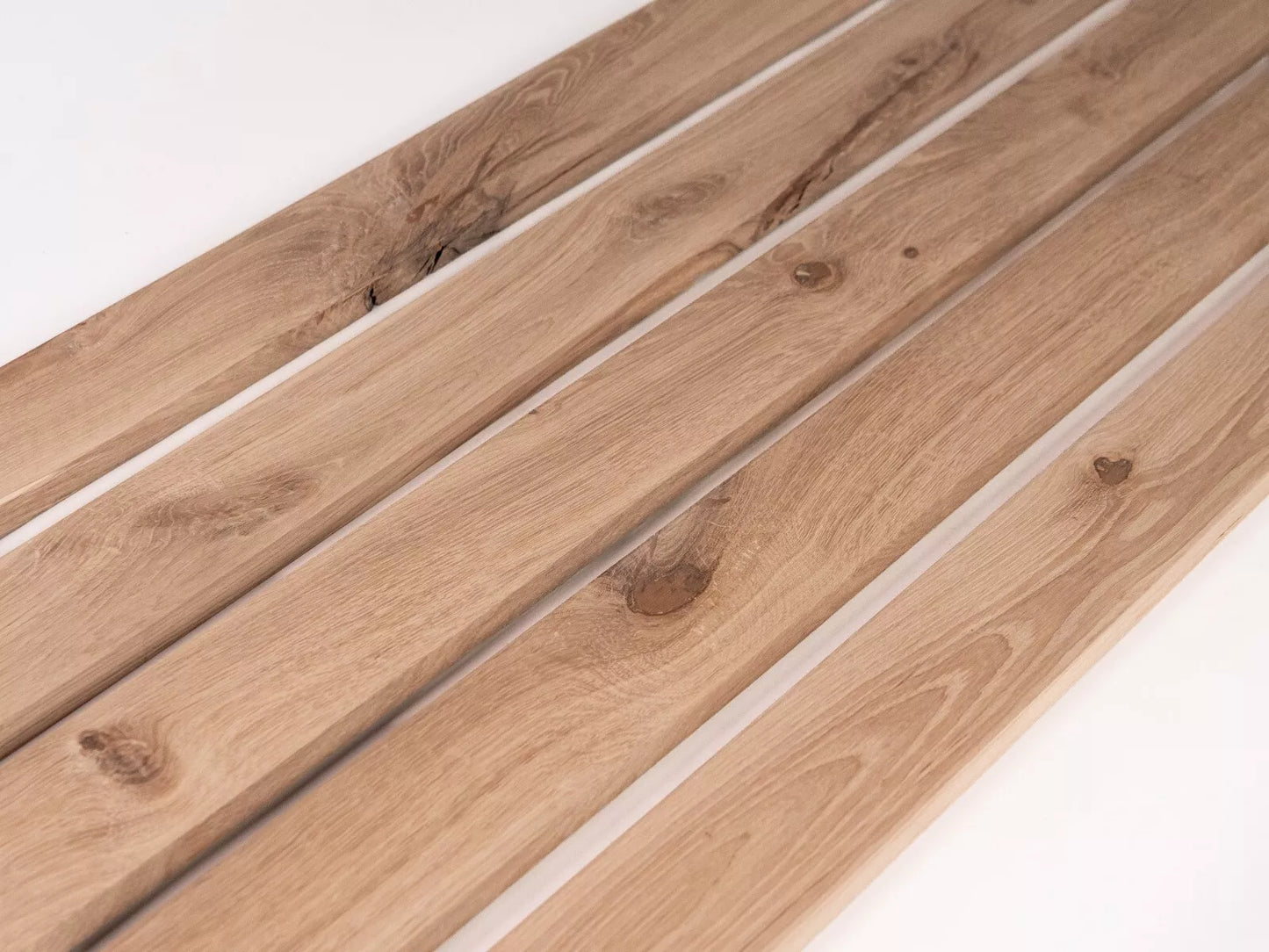Listwa przypodłogowa z litego dębu, klasa rustykalna, 18x70x2000 mm, z zaokrągleniem, surowa, szpachlowana
