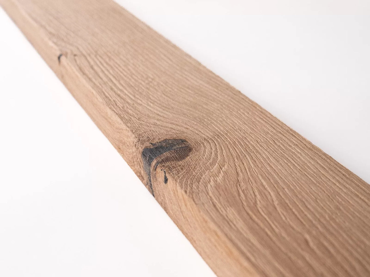 Listwa przypodłogowa z litego dębu, klasa rustykalna, 18x70x2000 mm, z zaokrągleniem, surowa, szpachlowana, szczotkowana