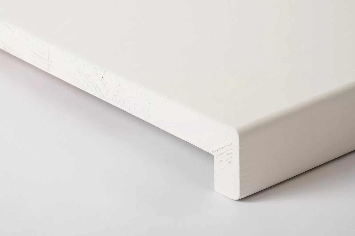 Stopień schodowy Parapet z nawisem Dąb A/B, lamele lite, 20 mm, Szczotkowany, Biały lakier (RAL9010)
