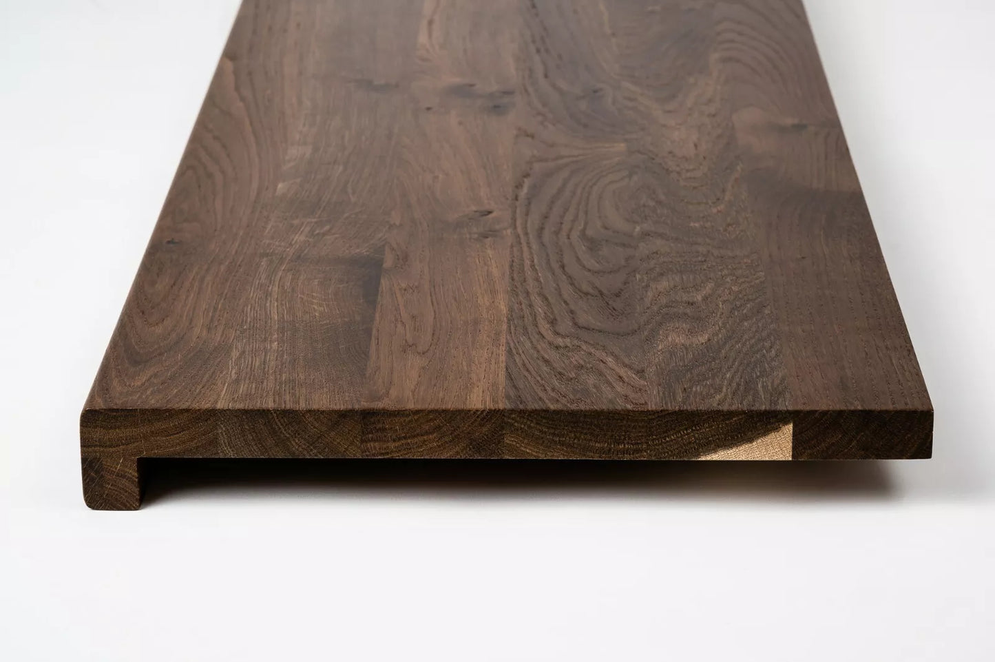 Schodnice Parapet s přesahem kouřený Dub Rustik, průběžné lamely, 20 mm, Matný lak