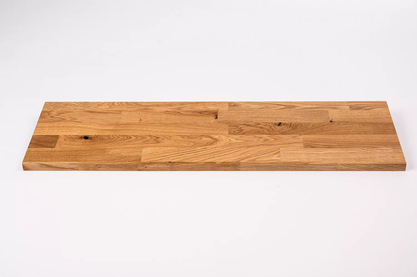 Schodnice nebo parapet s převisem, dub rustikální, lamely spojené prsty, 26 mm, matný lak