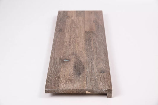 Schodnice nebo parapet s převisem, uzený dub rustikální, lamely spojené prsty, 20 mm, bílý olej