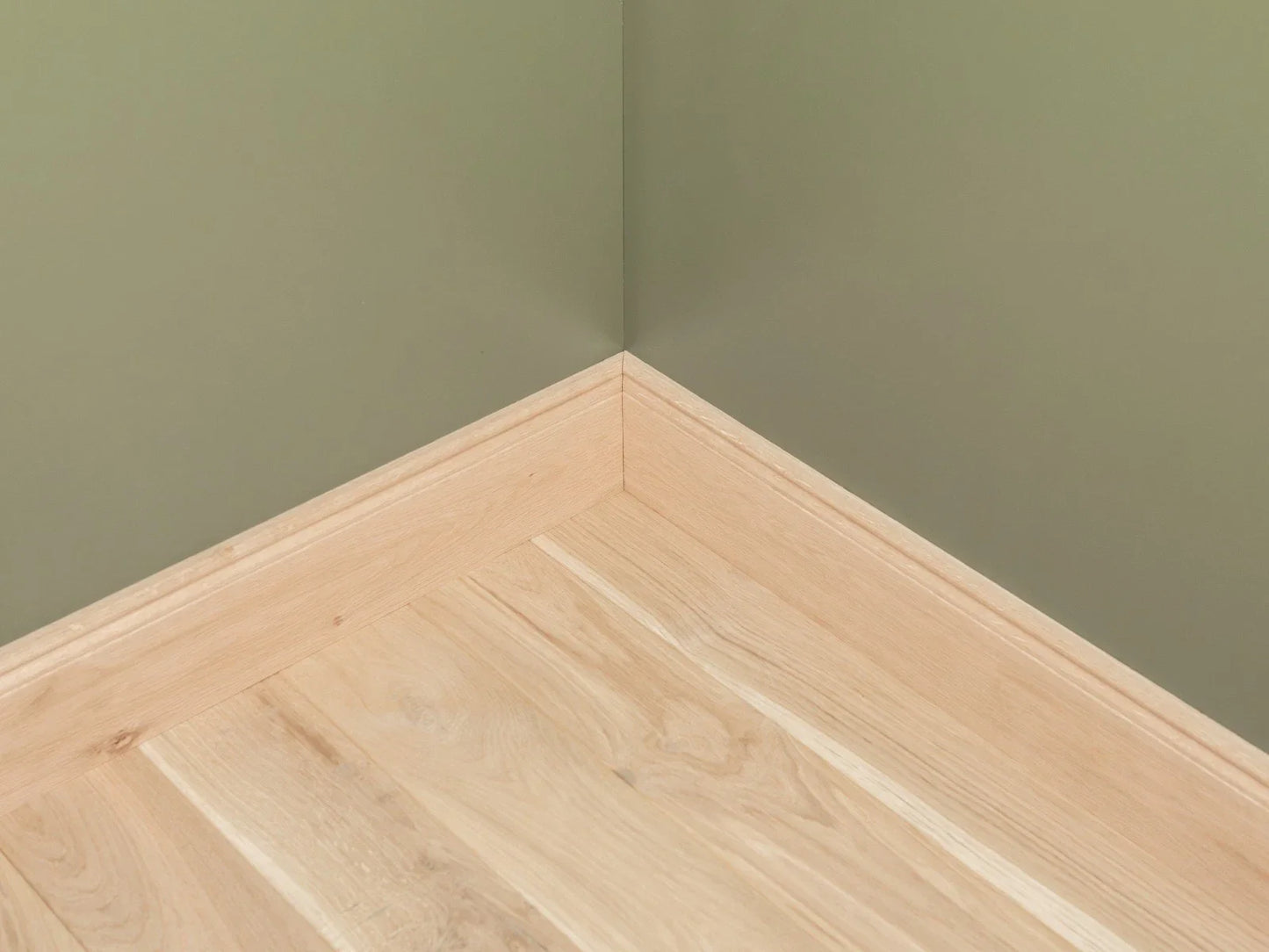 Listwa przypodłogowa z litego dębu w klasie A/B, 20×130 mm, długość 1,5–2,5 m, w wykończeniu surowym (bez powłok), profil Hamburg