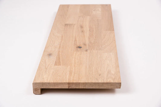 Schodnice nebo parapet s převisem, dub rustikální, lamely spojené prsty, 26 mm, bílý olej