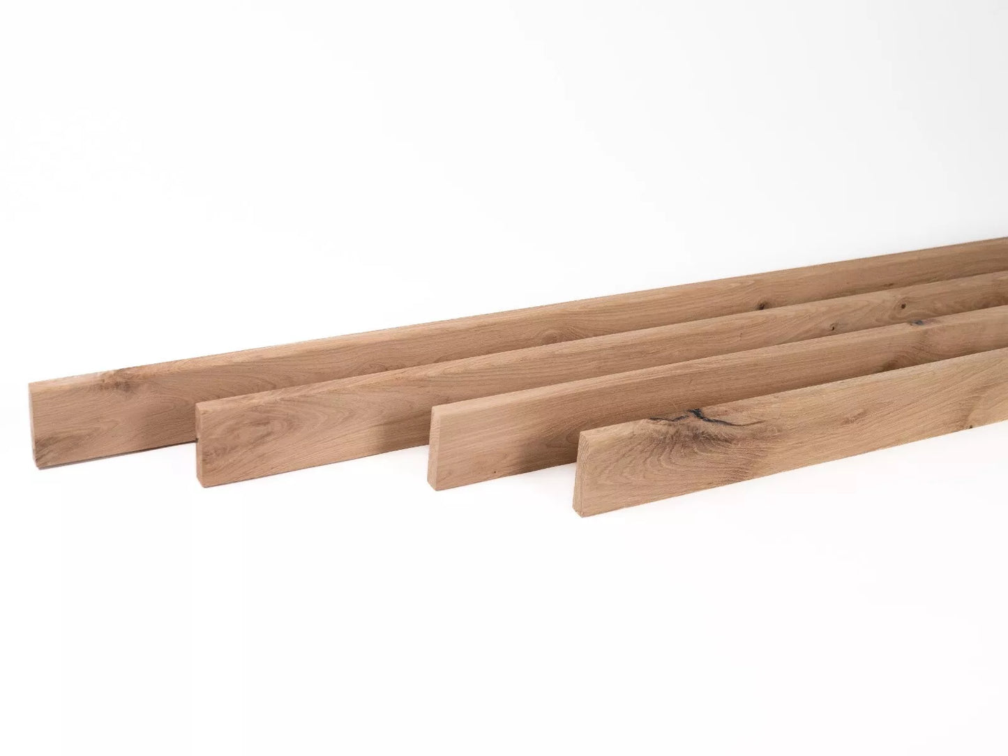 Listwa przypodłogowa z litego dębu, klasa rustykalna, 18x70x2000 mm, z zaokrągleniem, surowa, szpachlowana