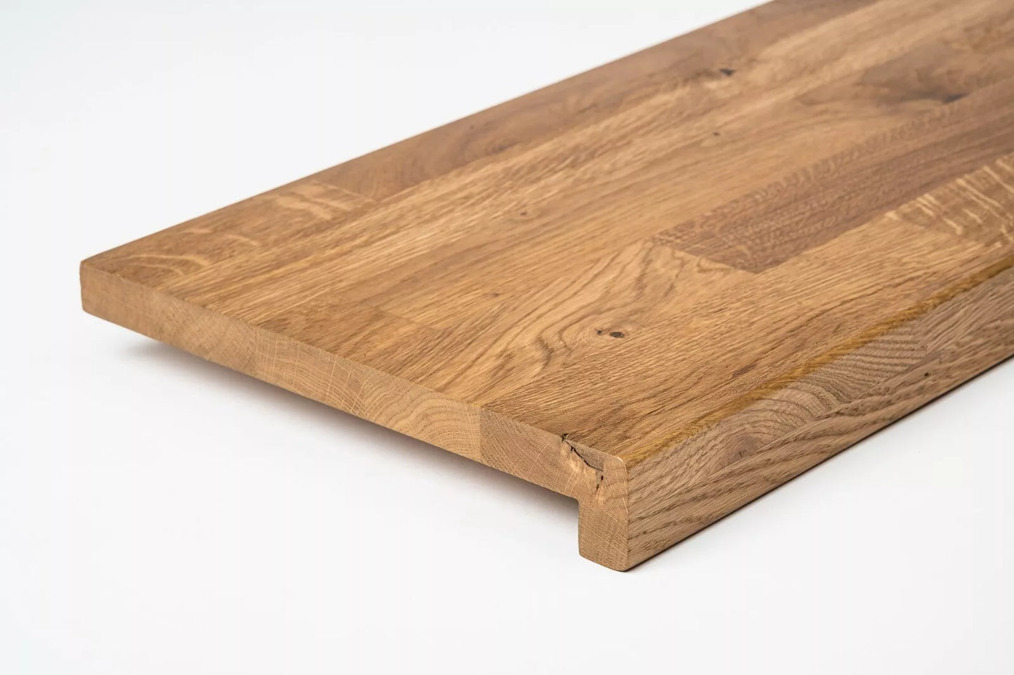 Schodnice nebo parapet s převisem, dub rustikální, lamely spojené prsty, 26 mm, bronzový olej