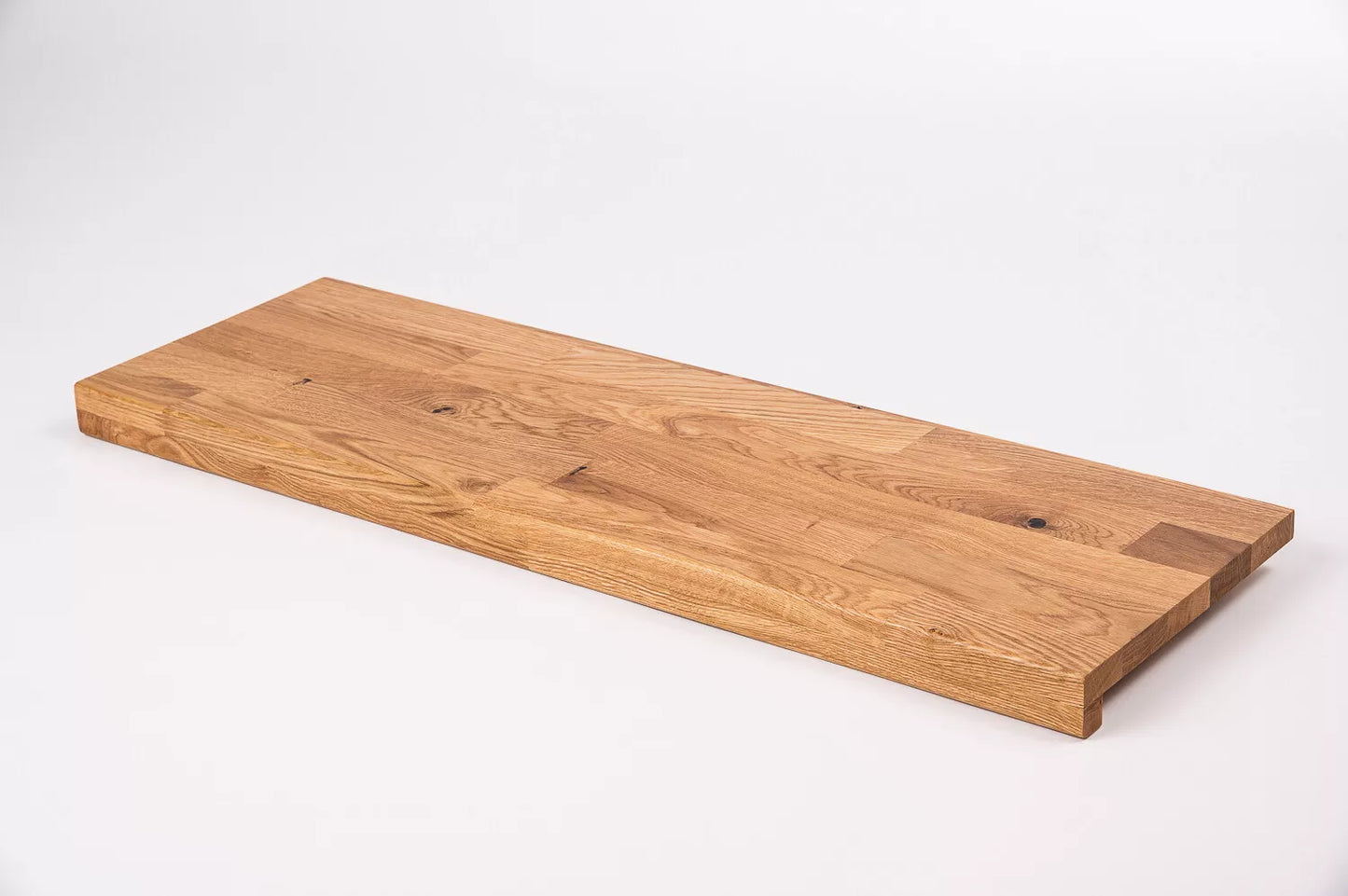 Schodnice nebo parapet s převisem, dub rustikální, lamely spojené prsty, 26 mm, matný lak