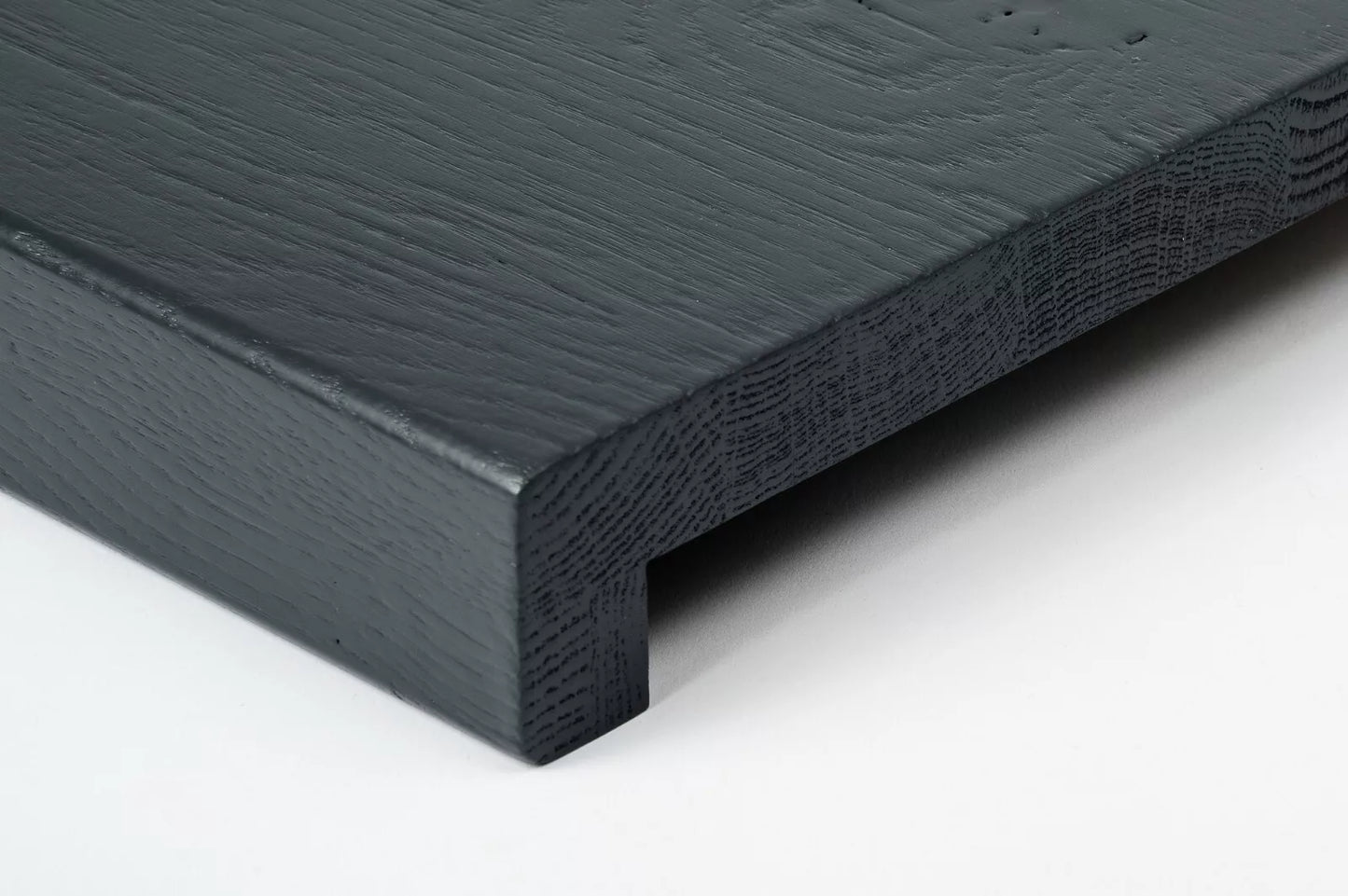 Schodnice nebo parapet s převisem, dub rustikální, lamely spojené prsty, 26 mm, kartáčovaný, lakovaný antracitově šedě (RAL7016)