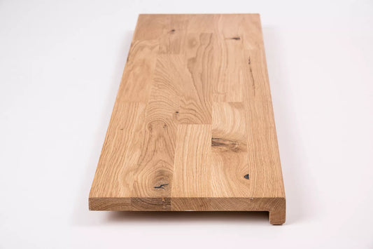 Schodnice nebo parapet s převisem, dub rustikální, lamely spojené prsty, 26 mm, tvrdý voskový olej přírodní bílý