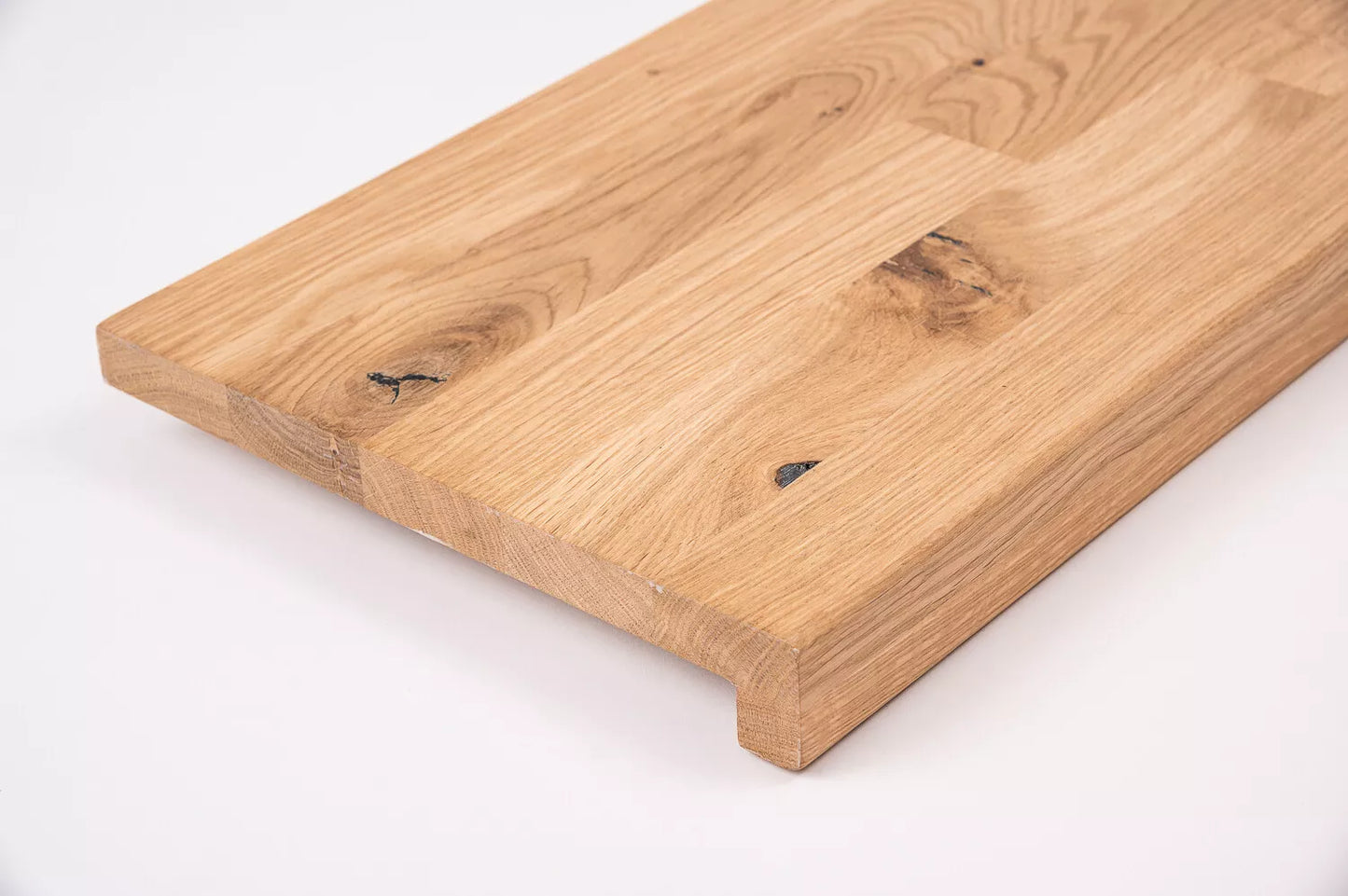 Schodnice nebo parapet s převisem, dub rustikální, lamely spojené prsty, 26 mm, tvrdý voskový olej přírodní bílý