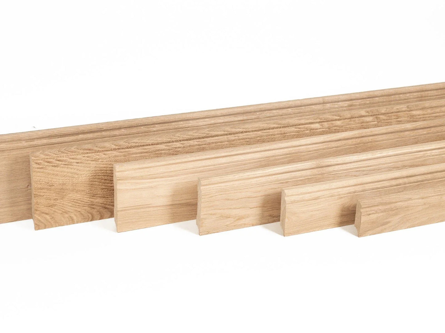 Listwa przypodłogowa z litego dębu w klasie A/B, 20×130 mm, długość 1,5–2,5 m, w wykończeniu surowym (bez powłok), profil Hamburg