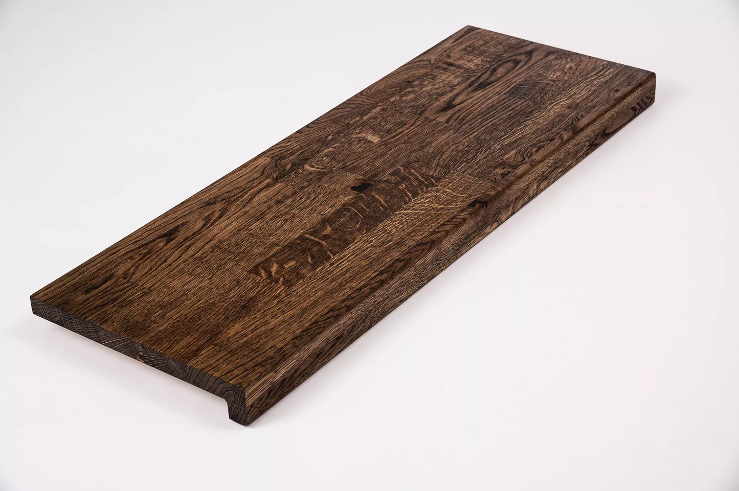Schodnice nebo parapet s převisem, dub rustikální, lamely spojené prsty, 26 mm, uzený olej