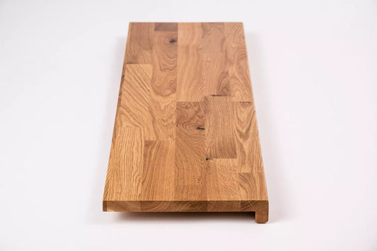 Schodnice nebo parapet s převisem, dub rustikální, lamely spojené prsty, 26 mm, matný lak