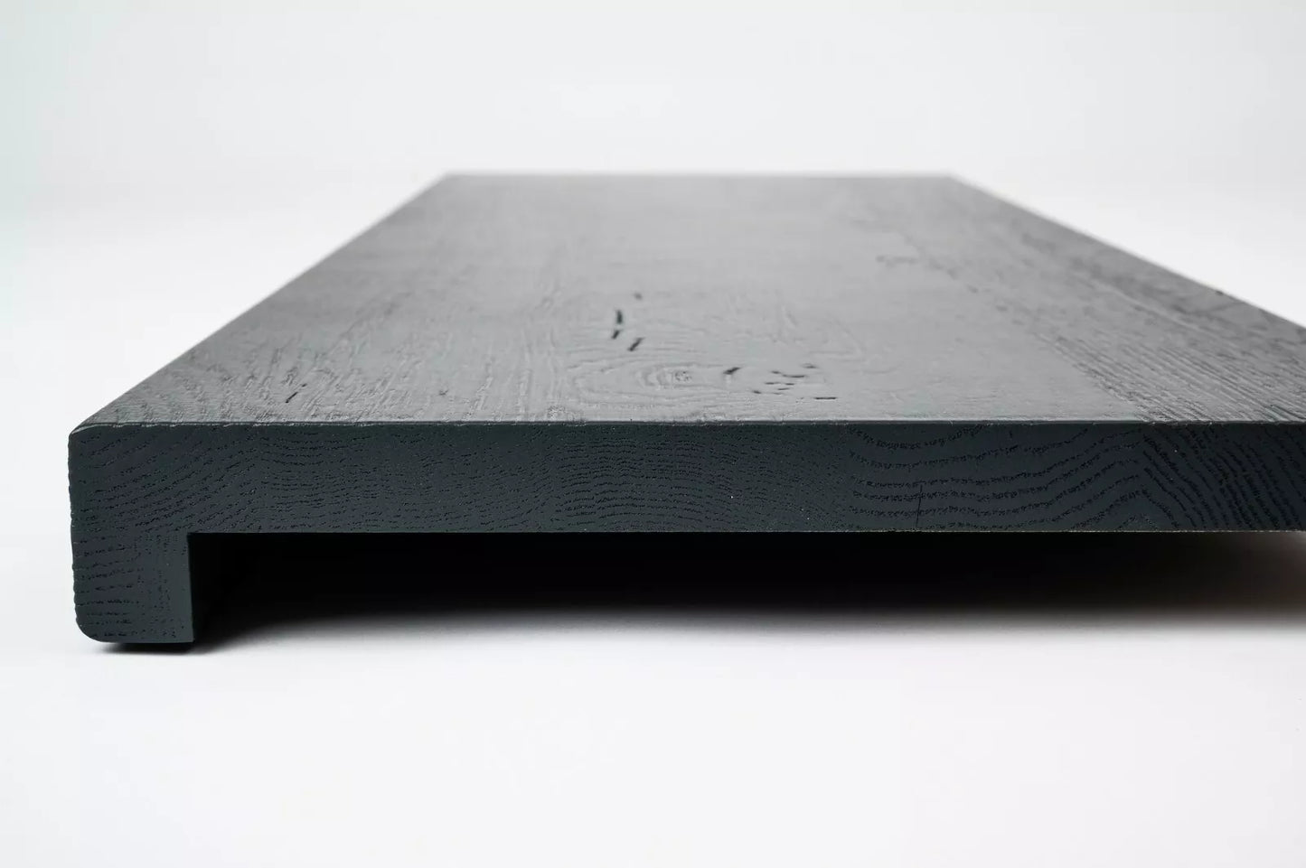 Schodnice nebo parapet s převisem, dub rustikální, lamely spojené prsty, 26 mm, kartáčovaný, lakovaný antracitově šedě (RAL7016)