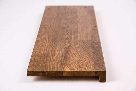 Schodnice nebo parapet s převisem, dub rustikální, lamely spojené prsty, 26 mm, antický olej