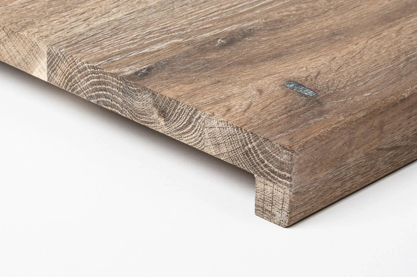 Schodnice Parapet s přesahem kouřový Dub Rustik, průběžné lamely, 20 mm, Bílý olej