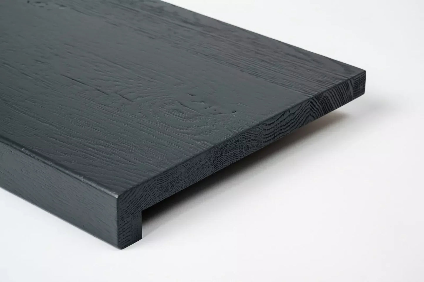 Schodnice nebo parapet s převisem, dub rustikální, lamely spojené prsty, 26 mm, kartáčovaný, lakovaný antracitově šedě (RAL7016)