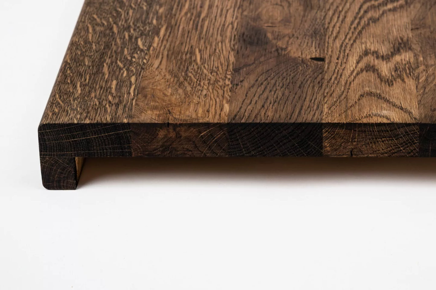 Schodový nášlap Parapet s přesahem Dub Rustic, lamely z plných prken, 16 mm, kouřový olej