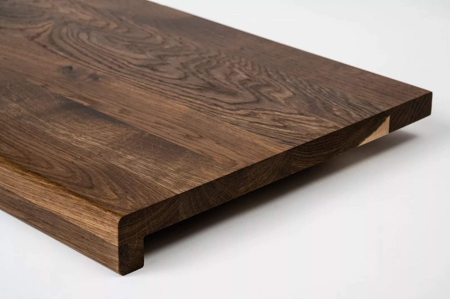 Schodnice Parapet s přesahem kouřený Dub Rustik, průběžné lamely, 20 mm, Matný lak