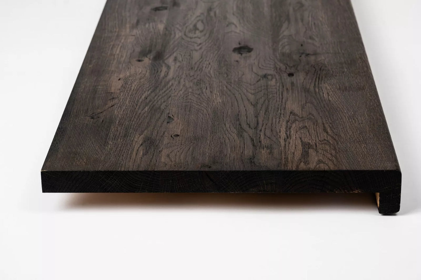Schodový nášlap Okenní parapet s přesahem Dub Rustic, lamely z plných prken, 20 mm, černý olej