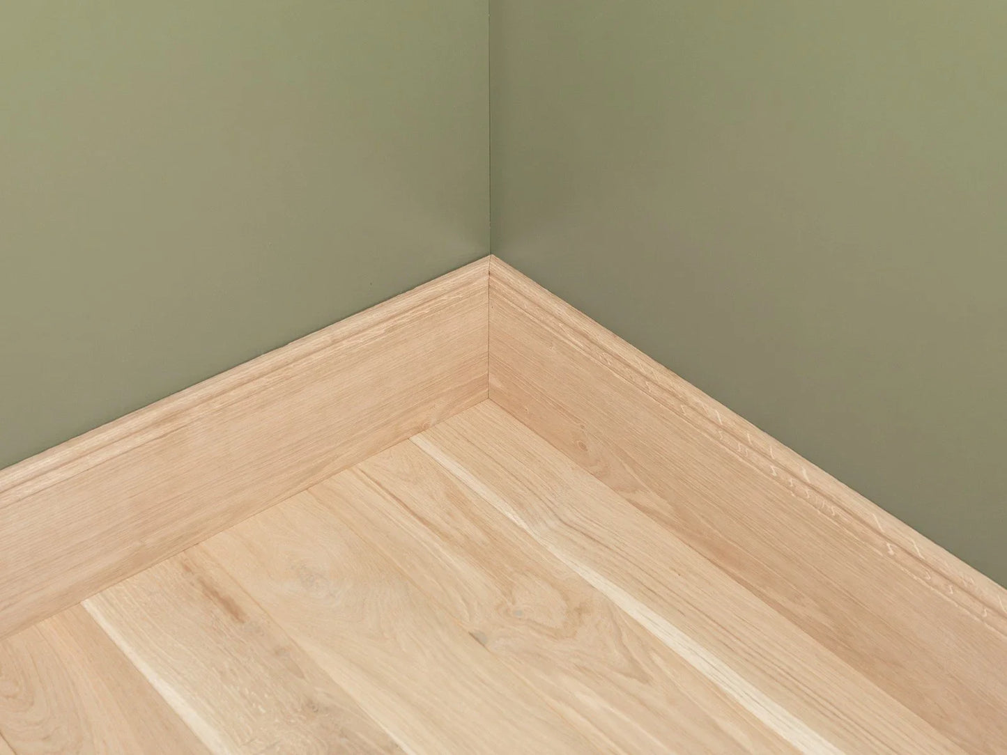 Listwa przypodłogowa z litego dębu w klasie A/B, 20×150 mm, długość 1,5–2,5 m, profil Hamburg, wykończona twardym olejem woskowym białym