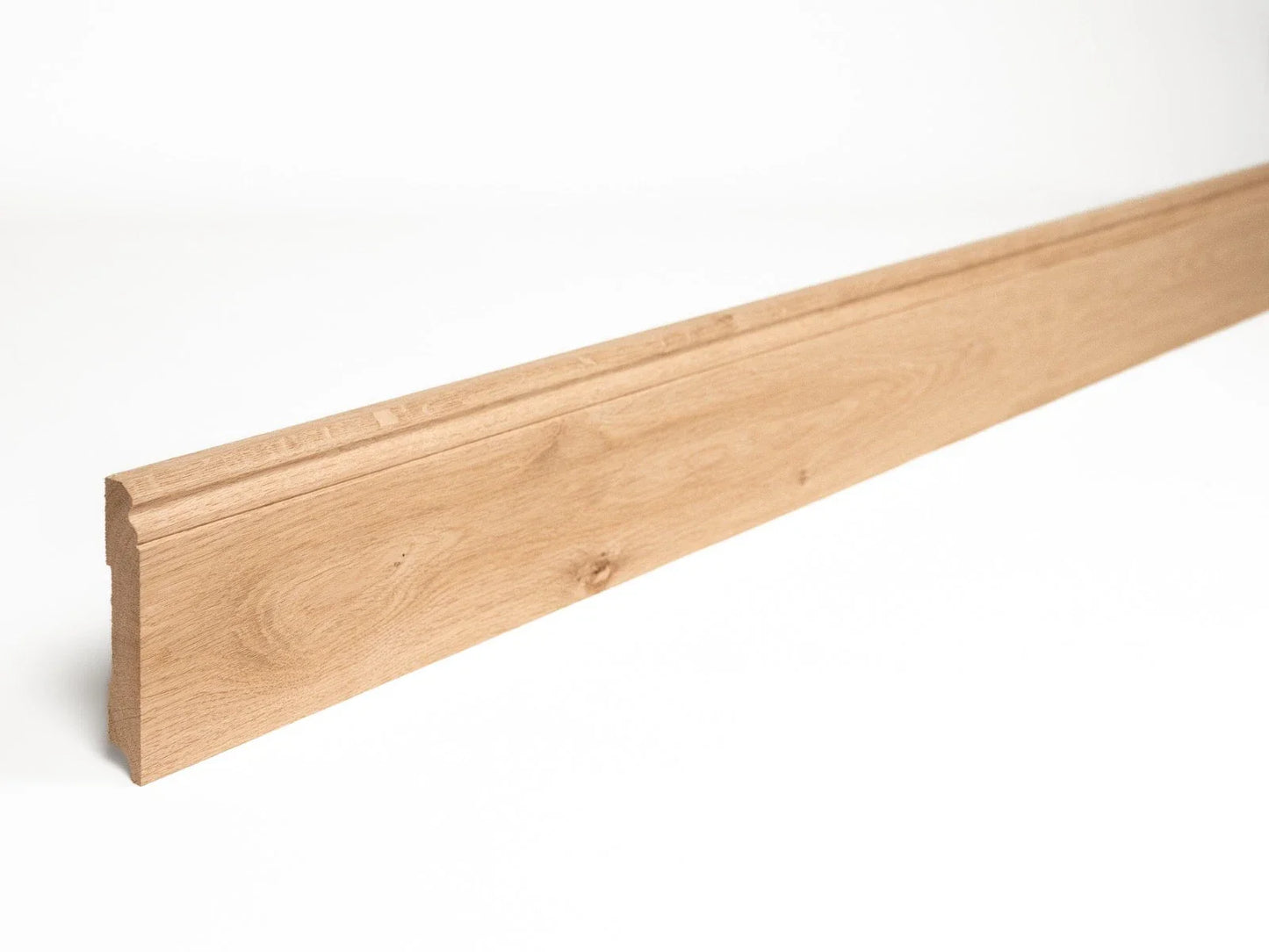 Listwa przypodłogowa z litego dębu w klasie A/B, 20×130 mm, długość 1,5–2,5 m, w wykończeniu surowym (bez powłok), profil Hamburg
