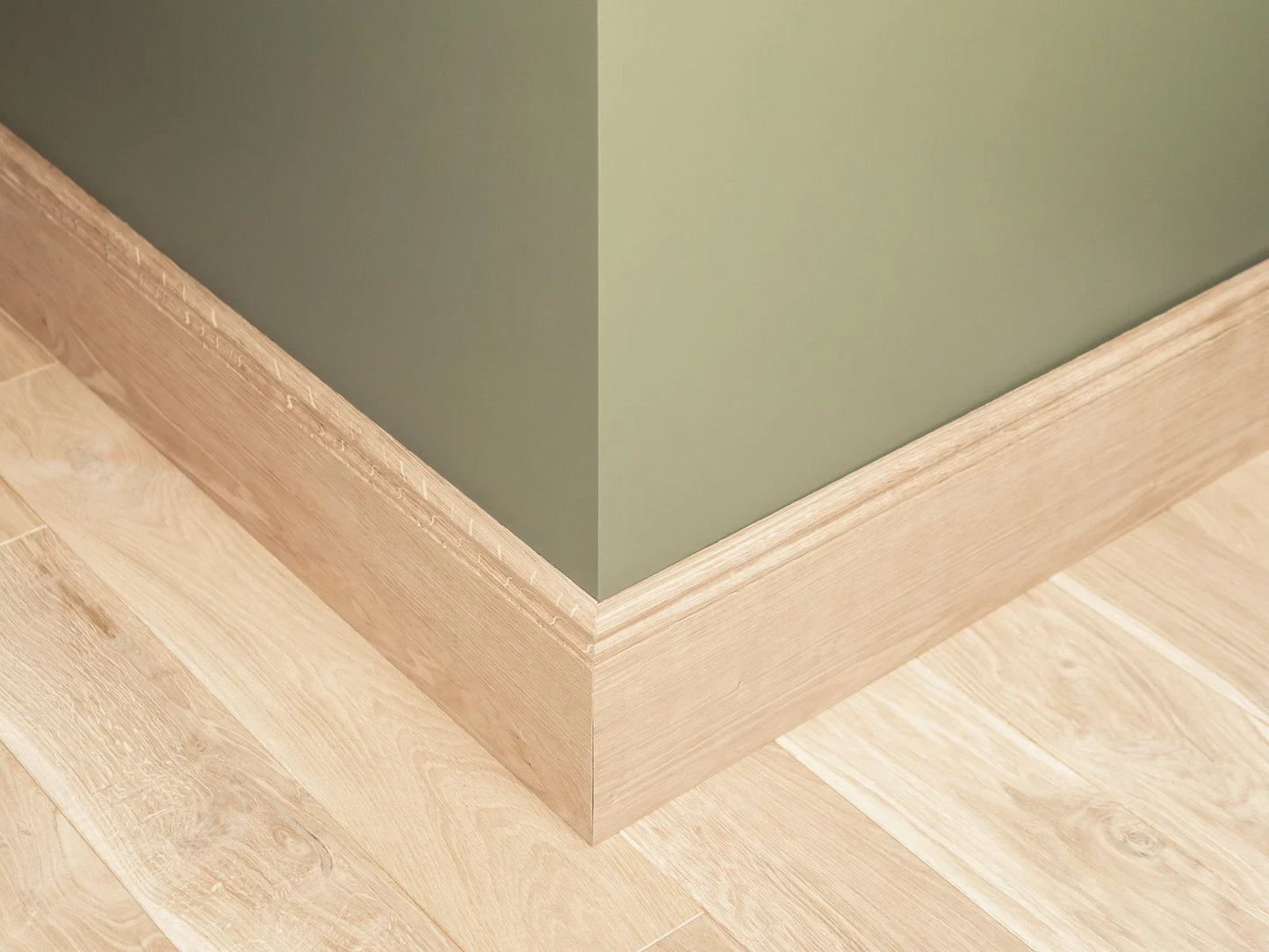 Listwa przypodłogowa z litego dębu w klasie A/B, 20×150 mm, długość 1,5–2,5 m, profil Hamburg, wykończona twardym olejem woskowym białym