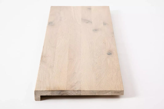 Schodnice, parapet s přesahem Dub Rustik, průběžné lamely, 16 mm, křídově bílý olej