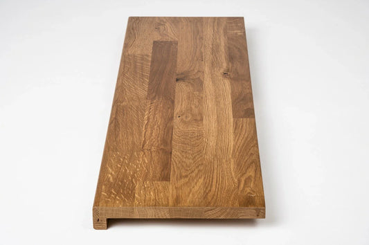 Schodnice nebo parapet s převisem, dub rustikální, lamely spojené prsty, 20 mm, bronzový olej