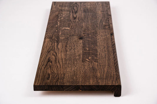 Schodnice nebo parapet s převisem, dub rustikální, lamely spojené prsty, 26 mm, uzený olej