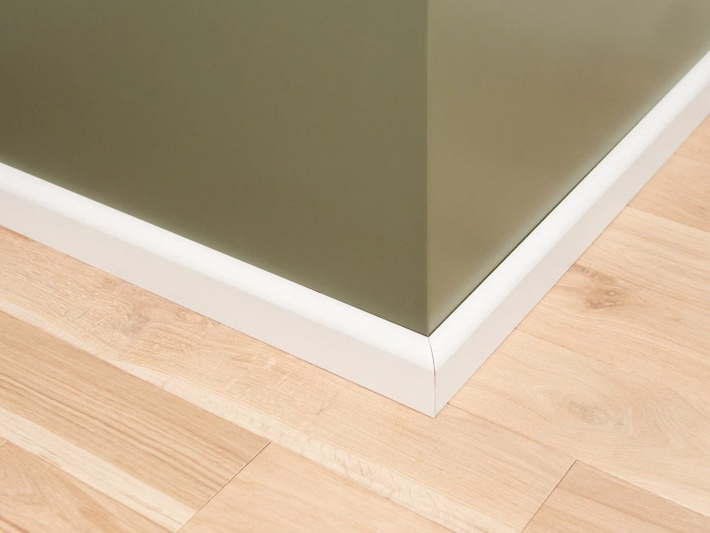 Listwa przypodłogowa z litego drewna Brzoza Rustykalna 20×90 mm, lakierowanie białe, z zaokrągleniem R=20 mm (długość 1,5–2,5 m)